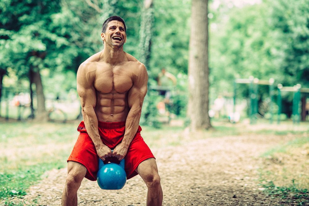 Brustmuskeltraining mit Kettlebell oder Hanteln