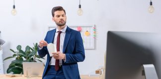 7 Strategien gegen Heißhungerattacken im Homeoffice Hungerattacke im Büro