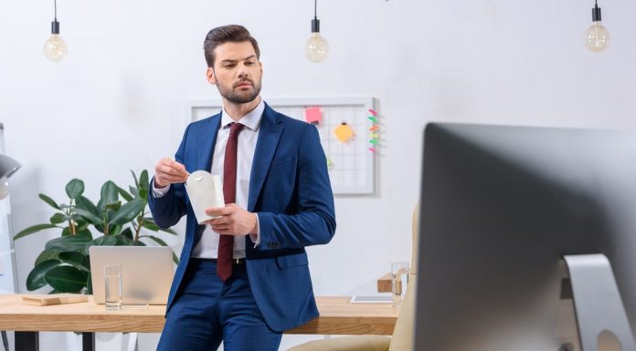 7 Strategien gegen Heißhungerattacken im Homeoffice Hungerattacke im Büro